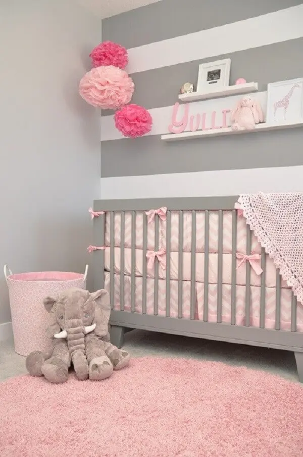 Quarto de bebê em tons de cinza e rosa